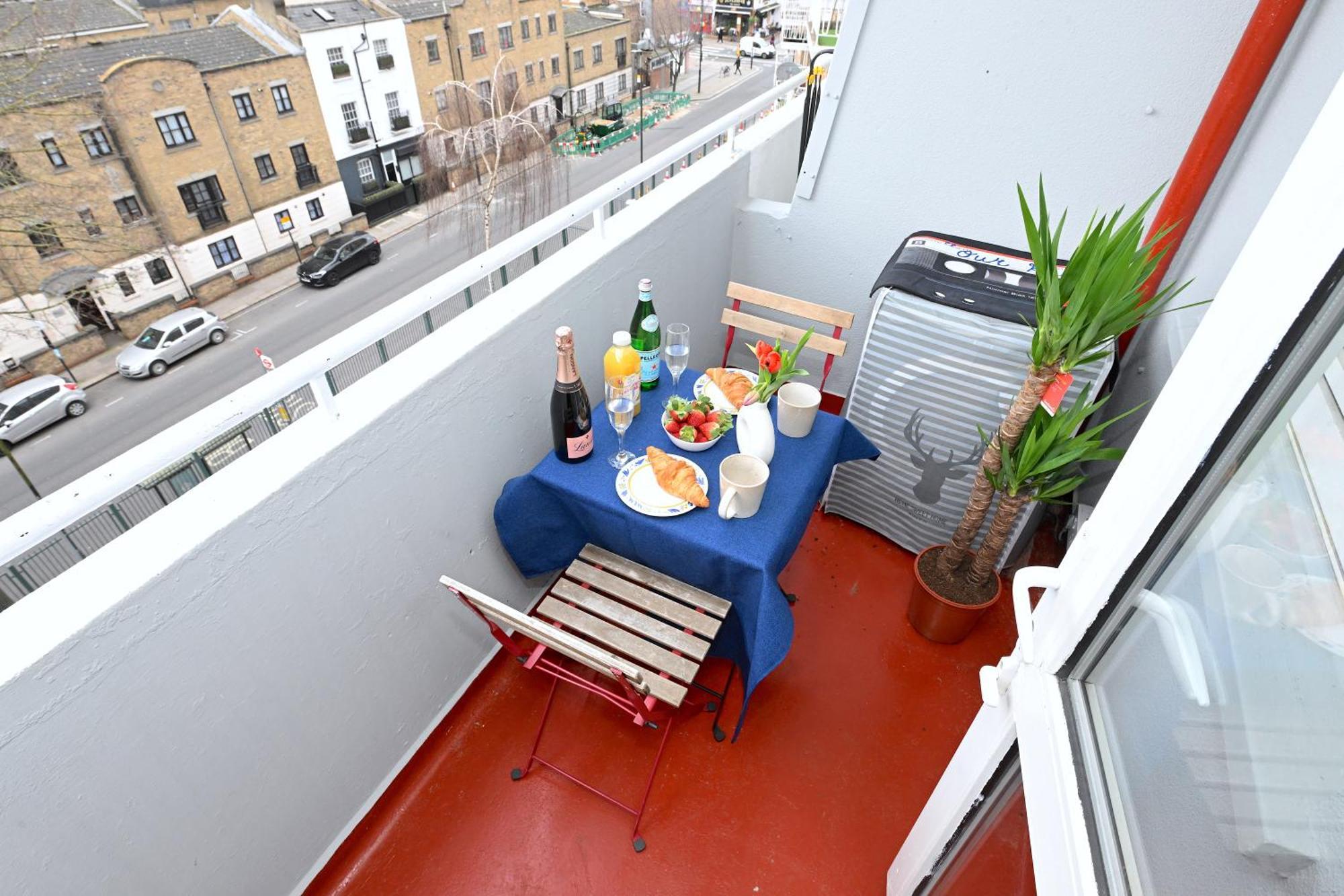 Superb 4 Bedroom Flat In The Heart Of Camden Town ロンドン エクステリア 写真